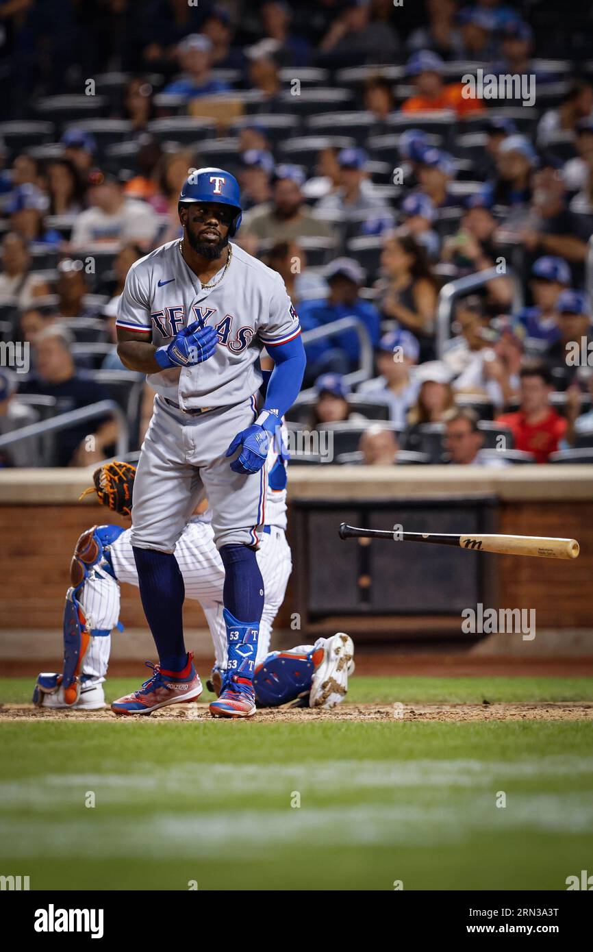 30. August 2023; New York City, New York, USA; der Texas Rangers Right Field Adolis Garcia (53) zieht einen Walk an, um Basen gegen die New York Mets im Citi Field zu laden. (Ariel Fox/Bild des Sports) Stockfoto