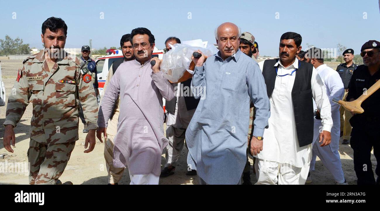 (150411) -- TURBAT, 11. April 2015 -- das am 11. April 2015 von der Presse-Information-Abteilung veröffentlichte Foto zeigt Ministerpräsident Belutschistan Dr. Abdul Malik Belutsch (C, blau) und andere Regierungsbeamte, die die Leiche eines Bauarbeiters tragen, der bei einem Angriff von bewaffneten Männern im Bezirk Turbat im Südwesten der Provinz Baluchistan, Pakistan, getötet wurde. Mindestens 20 Arbeiter wurden getötet und drei weitere verletzt, als einige unbekannte bewaffnete in den frühen Morgenstunden des Samstagmorgens in einem Lager im südwestlichen Turbat-Bezirk in Pakistan das Feuer eröffneten. (LRZ) PAKISTAN-BALUCHISTAN-ATTACK PID PUBLICA Stockfoto