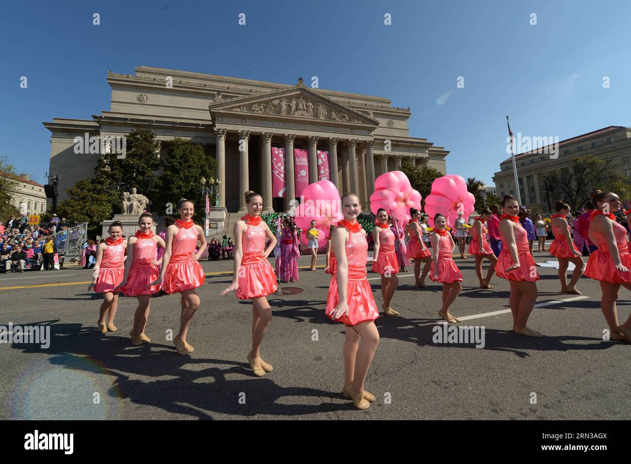 (150411) -- WASHINGTON D.C., 11. April 2015 -- Mädchen treten während der jährlichen Cherry Blossom Festival Parade entlang der Constitution Avenue in Washington D.C., Hauptstadt der Vereinigten Staaten, am 11. April 2015 auf. Die Parade ist eine der größten öffentlichen Veranstaltungen der US-Hauptstadt und zieht etwa 100.000 Zuschauer aus der ganzen Welt an. ) U.S.-WASHINGTON D.C.-CHERRY BLOSSOM-FESTIVAL YinxBogu PUBLICATIONxNOTxINxCHN Washington D C 11. April 2015 Mädchen treten während der jährlichen Cherry Blossom Festival Parade entlang der Constitution Avenue in Washington D C Hauptstadt der Vereinigten Staaten 11. April 2015 die Parade IST Stockfoto