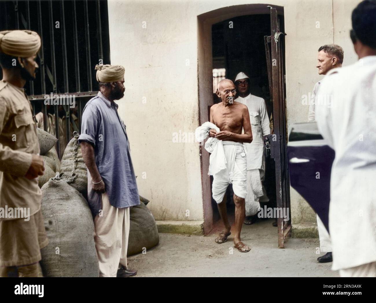 Mahatma Gandhi verlässt das Präsidentengefängnis in Kalkutta. Mahatma Gandhi verlässt das Präsidentengefängnis in Kalkutta, nachdem er politische Gefangene befragt hat. Gandh Stockfoto