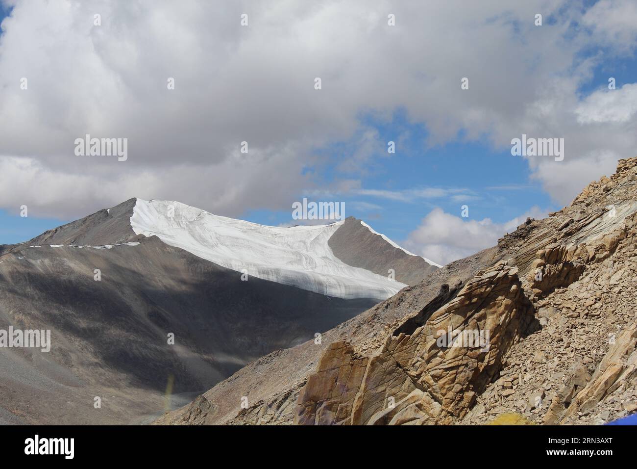 Fesselnder Ridge in Wilderness: Majestätische Bergkette, umgeben von Himmel und Wolken. Stockfoto