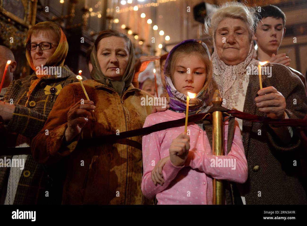 (150411) -- MOSKAU, 11. April 2015 -- Menschen halten Kerzen, während sie an einem orthodoxen Ostergottesdienst in der Christ-Erlöser-Kathedrale in Moskau, Russland, 11. April 2015 teilnehmen. ) RUSSLAND-MOSKAU-PUTIN-ORTHODOX-EASTER PavelxBednyakov PUBLICATIONxNOTxINxCHN Moskau 11. April 2015 Prominente halten Kerzen, während sie zum orthodoxen Ostergottesdienst in der Christ-Erlöser-Kathedrale in Moskau gehen Russland 11. April 2015 Russland Moskau Putin Orthodox Easter PUBLICATIONxNOTxINxCHN Stockfoto