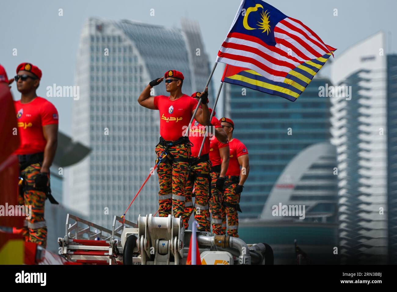 KUALA LUMPUR, 31. August 2023 (Xinhua) -- Feuerwehrleute nehmen am 66. Jahrestag der Unabhängigkeit Malaysias in Putrajaya, Malaysia, am 31. August 2023 Teil. Malaysia feierte den 66. Jahrestag seiner Unabhängigkeit mit Paraden, Feuerwerken und großen Versammlungen am Donnerstag unter dem Thema der Vereinigung der Beziehungen zwischen seinen verschiedenen Gruppen.am 31. August 1957 erlangte die damalige Föderation von Malaya Unabhängigkeit von der britischen Herrschaft. (Foto: Chong Voon Chung/Xinhua) Stockfoto