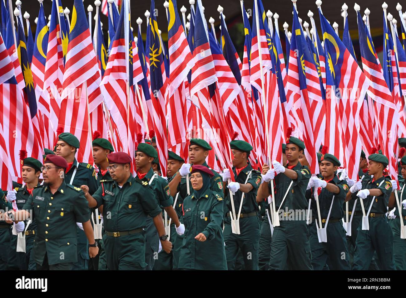 KUALA LUMPUR, 31. August 2023 (Xinhua) -- Menschen nehmen an einer Feier zum 66. Jahrestag der Unabhängigkeit Malaysias in Putrajaya, Malaysia, am 31. August 2023 Teil. Malaysia feierte den 66. Jahrestag seiner Unabhängigkeit mit Paraden, Feuerwerken und großen Versammlungen am Donnerstag unter dem Thema der Vereinigung der Beziehungen zwischen seinen verschiedenen Gruppen.am 31. August 1957 erlangte die damalige Föderation von Malaya Unabhängigkeit von der britischen Herrschaft. (Foto: Chong Voon Chung/Xinhua) Stockfoto