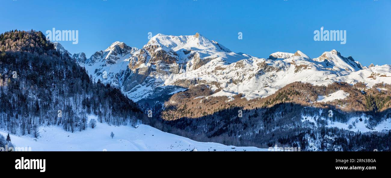Frankreich, Pyrenäen Atlantiques, Urdos, das Aspe-Tal im Winter in der Nähe des Somport-Passes Stockfoto