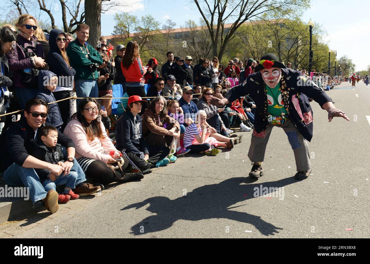 (150411) -- WASHINGTON D.C., 11. April 2015 -- Ein als Clown verkleideter Mann nimmt an der jährlichen Cherry Blossom Festival Parade entlang der Constitution Avenue in Washington D.C. Teil, Hauptstadt der Vereinigten Staaten, 11. April 2015. Die Parade ist eine der größten öffentlichen Veranstaltungen der US-Hauptstadt und zieht etwa 100.000 Zuschauer aus der ganzen Welt an. ) U.S.-WASHINGTON D.C.-CHERRY BLOSSOM-FESTIVAL YinxBogu PUBLICATIONxNOTxINxCHN Washington D C 11. April 2015 ein als Clown verkleideter Mann nimmt an der jährlichen Cherry Blossom Festival Parade entlang der Constitution Avenue in Washington D C, Hauptstadt der Vereinigten Staaten, am 1. April Teil Stockfoto