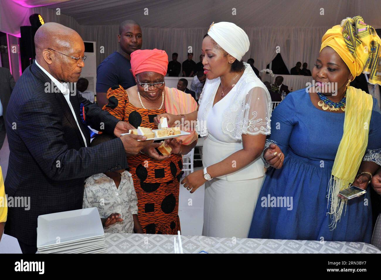 (150412) -- DURBAN, 12. April 2015 -- Südafrikas Präsident Jacob Zuma (1. L) teilt mit seinen Frauen Sizakele Zuma (2. L), Tobeka Zuma (2. R) und Bongi Zuma (1. R) während eines privaten Familientreffens am 12. April 2015 im Präsidentenwohnsitz in Durban, Südafrika, Teile seines Geburtstagskuchen. Jacob Zuma feierte am Sonntag seinen 73. Geburtstag mit dem Wunsch, dass alle Südafrikaner in Frieden und Harmonie zusammenleben. DOC/) SÜDAFRIKA-DURBAN-PRÄSIDENT-ZUMA-73. GEBURTSTAG ElmondxJiyane PUBLICATIONxNOTxINxCHN Durban 12. April 2015 Südafrikas Präsident Jacob Zuma 1. L Sha Stockfoto