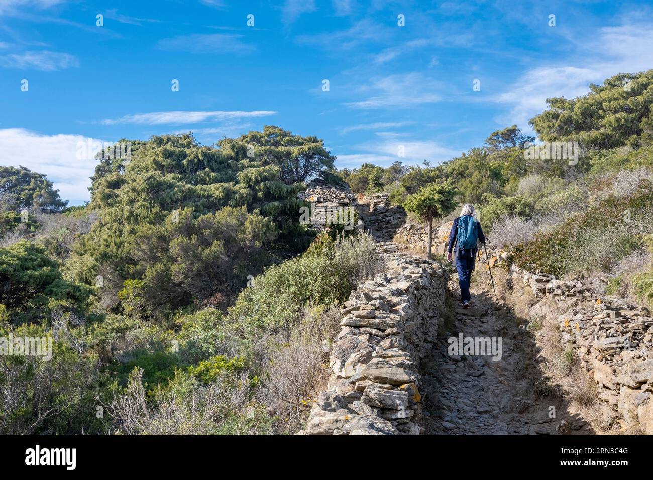 Spanien, Provinz Girona, Katalonien, Cadaques, Wanderer am Cap de Creus Stockfoto