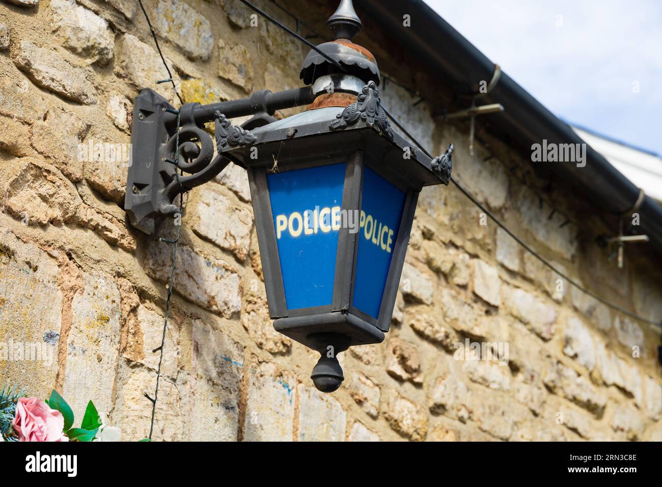 Alte Polizeilaterne vor dem ehemaligen Polizeihaus, Dorf Buckminster. Stockfoto