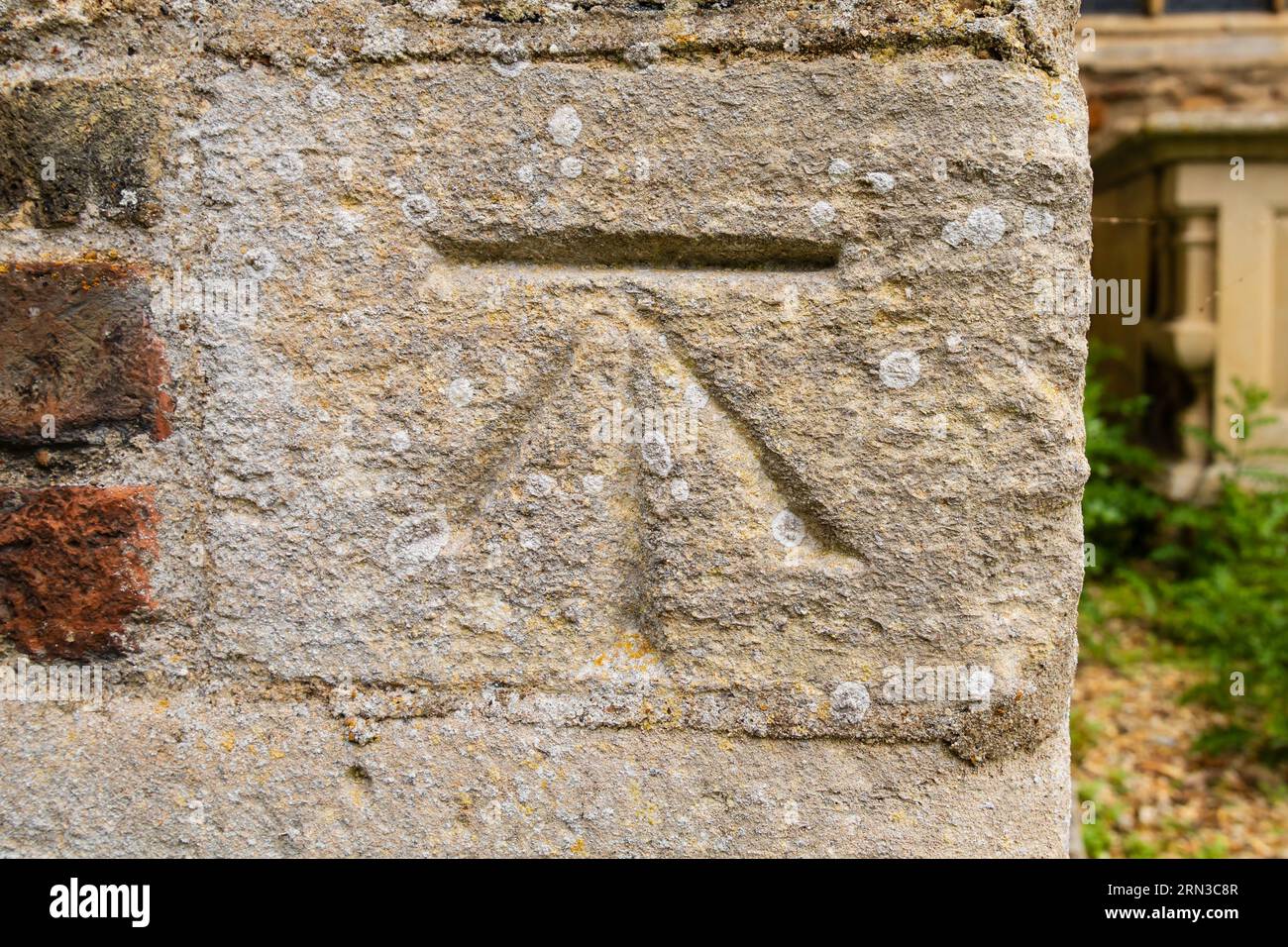 Steinmauermark, Kirche der Allerheiligen, Offord Cluny, Cambridgeshire, England Stockfoto