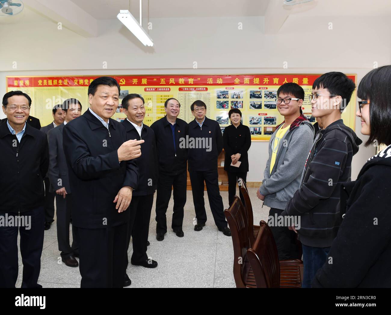 Liu Yunshan (Front L), Mitglied des Ständigen Ausschusses des Politischen Büros des Zentralkomitees der Kommunistischen Partei Chinas (KPCh) und Sekretär des Sekretariats des Zentralkomitees der KPCh, spricht mit Schülern, wenn sie die Yulin Senior High School über ihre Arbeit beim Aufbau der Partei in Yulin inspiziert, südchinesische autonome Region Guangxi Zhuang, 12. April 2015. Liu hatte vom 11. Bis 13. April eine Inspektionsreise in Guangxi. )(wjq) CHINA-GUANGXI-LIU YUNSHAN-INSPECTION (CN) RaoxAimin PUBLICATIONxNOTxINxCHN Liu Yunshan l Front Mitglied des Thing Committee des Politischen Büros der Kommunistischen Partei Par Stockfoto Liu Yunshan (Front L), Mitglied des Ständigen Ausschusses des Politischen Büros des Zentralkomitees der Kommunistischen Partei Chinas (KPCh) und Sekretär des Sekretariats des Zentralkomitees der KPCh, spricht mit Schülern, wenn sie die Yulin Senior High School über ihre Arbeit beim Aufbau der Partei in Yulin inspiziert, südchinesische autonome Region Guangxi Zhuang, 12. April 2015. Liu hatte vom 11. Bis 13. April eine Inspektionsreise in Guangxi. )(wjq) CHINA-GUANGXI-LIU YUNSHAN-INSPECTION (CN) RaoxAimin PUBLICATIONxNOTxINxCHN Liu Yunshan l Front Mitglied des Thing Committee des Politischen Büros der Kommunistischen Partei Par Stockfoto