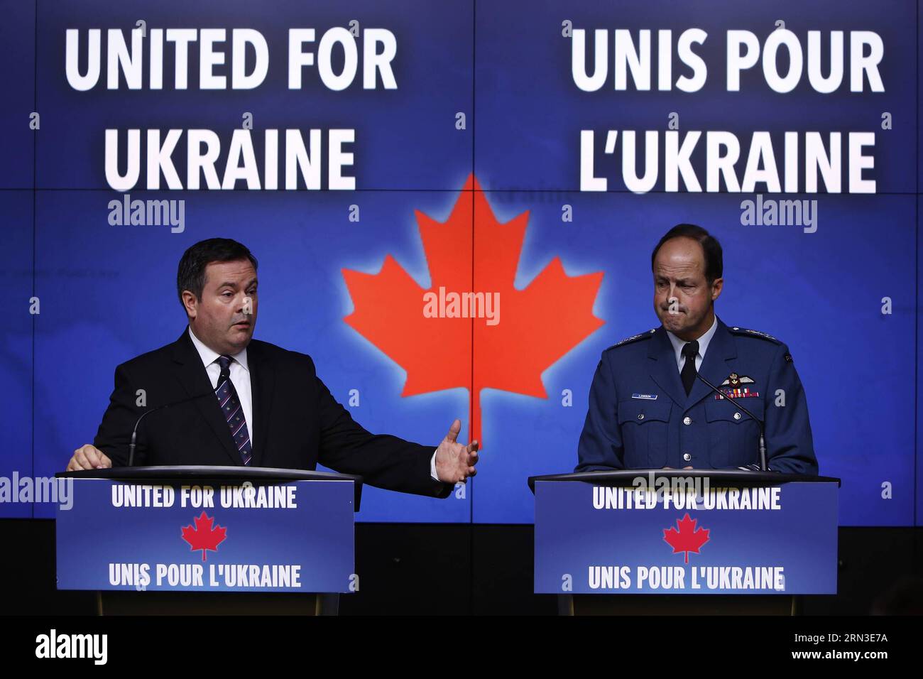 (150414) -- OTTAWA, 14. April 2015 -- Kanadas Verteidigungsminister Jason Kenney (L) und General Thomas Lawson, Chief of the Defence Staff, beantworten Fragen der Medien während einer Pressekonferenz, nachdem er mit dem kanadischen Premierminister Stephen Harper, im Hauptquartier des Verteidigungsministeriums in Ottawa, Kanada am 14. April 2015. Kanada werde erhebliche zusätzliche militärische Hilfe bereitstellen, um die Ausbildung und den Aufbau der Kapazitäten der ukrainischen Streitkräfte zu unterstützen, sagte Harper am Dienstag. ) KANADA-OTTAWA-UKRAINE-MILITÄRHILFE DavidxKawai PUBLICATIONxNOTxINxC Stockfoto