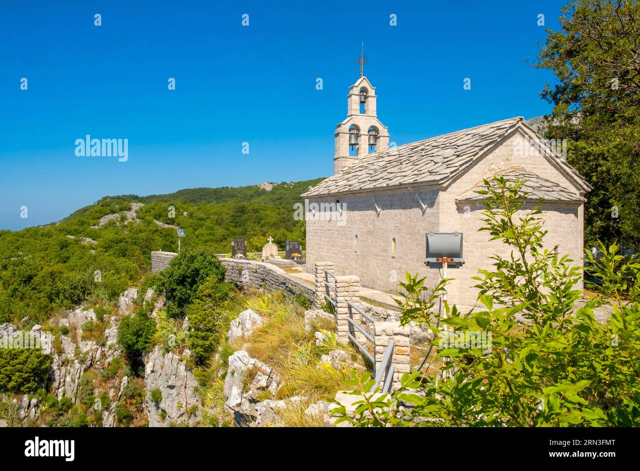 Montenegro, Orjen-Massiv, Zibleji, Dorf und St. Nikolaus (Sveti Nikola) Kirche Stockfoto