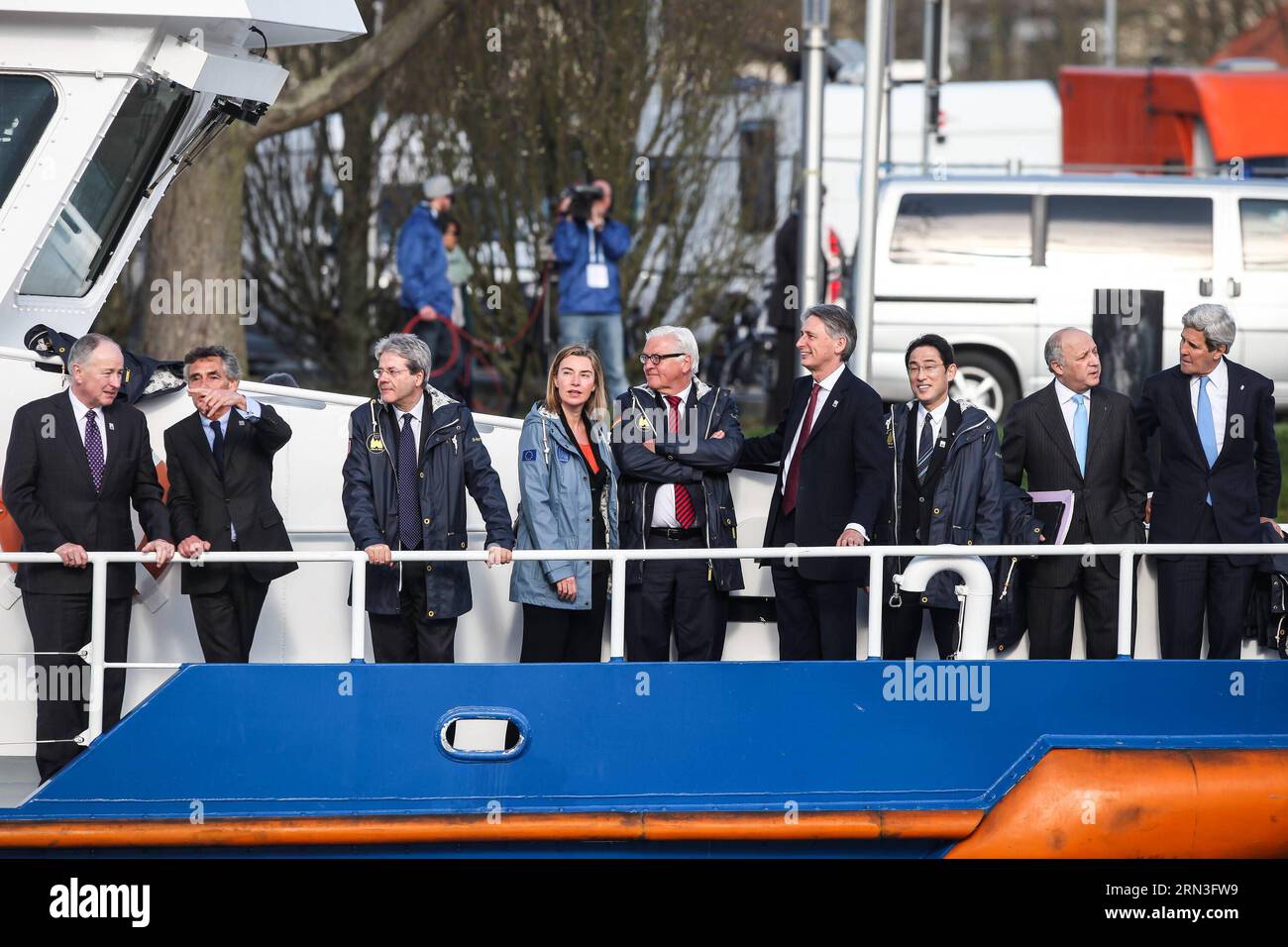 (150415) -- LÜBECK, 15. April 2015 -- (L an R) Kanadischer Außenminister Robert Nicholson, luebeckischer Bürgermeister Bernd Saxe, italienischer Außenminister Paolo Gentiloni, EU-Außenministerin Federica Mogherini, deutscher Außenminister Frank-Walter Steinmeier, britischer Außenminister Philip Hammond, japanischer Außenminister Fumio Kishida, der französische Außenminister Laurent Fabius und der US-Außenminister John Kerry stehen an Bord eines Kreuzfahrtschiffs vor einer Plenarsitzung der G7-Außenminister im April in Lübeck. 15, 2015. Die Außenminister der G7 haben hier einen Join abgegeben Stockfoto