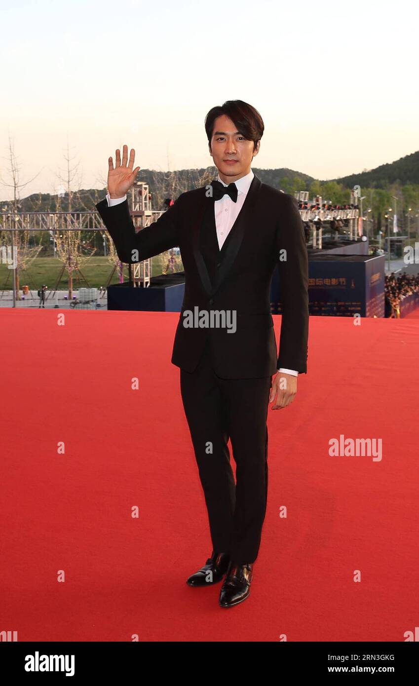 (150416) -- PEKING, 16. April 2015 -- der koreanische Schauspieler Song Seung Heon geht auf dem roten Teppich während der Eröffnungszeremonie des fünften Peking International Film Festival (BJIFF) in Peking, Hauptstadt von China, 16. April 2015. Die BJIFF startet am Donnerstag und hält bis zum 23. April. ) (mt) CHINA-BEIJING-FILM FESTIVAL-OPENING (CN) LixFangyu PUBLICATIONxNOTxINxCHN Peking 16. April 2015 der koreanische Schauspieler Song Seung Heon spaziert auf dem roten Teppich während der Eröffnungszeremonie des Fünften Internationalen Filmfestivals in Peking, der Hauptstadt Chinas, 16. April 2015 Stockfoto