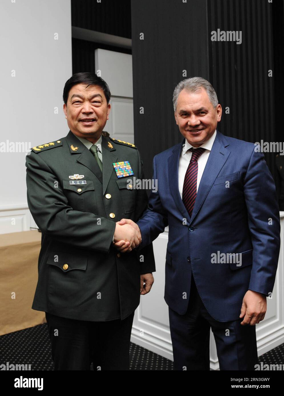 (150416) -- MOSKAU, 16. April 2015 -- der chinesische Staatsrat und Verteidigungsminister Chang Wanquan (L) trifft sich am 16. April 2015 in Moskau mit dem russischen Verteidigungsminister Sergej Shoigu.) RUSSLAND-MOSKAU-CHINA-VERTEIDIGUNGSMINISTERTREFFEN DaixTianfang PUBLICATIONxNOTxINxCHN Moskau 16. April 2015 Chinesische Staatsräte und Verteidigungsminister Chang Wanquan l treffen sich mit den russischen Verteidigungsministern Sergei Shoigu in Moskau Russland AM 16. April 2015 Russland Moskau-China-Verteidigungsminister treffen PUBLICATIONxNOTxINxCHN Stockfoto