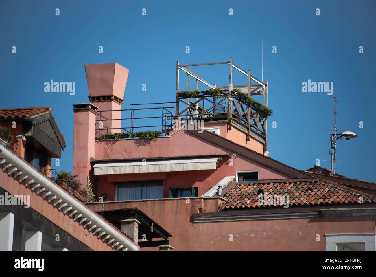 Zusätzlicher Wohnbereich im Freien in einem venezianischen Gebäude, Venedig, Italien. Stockfoto