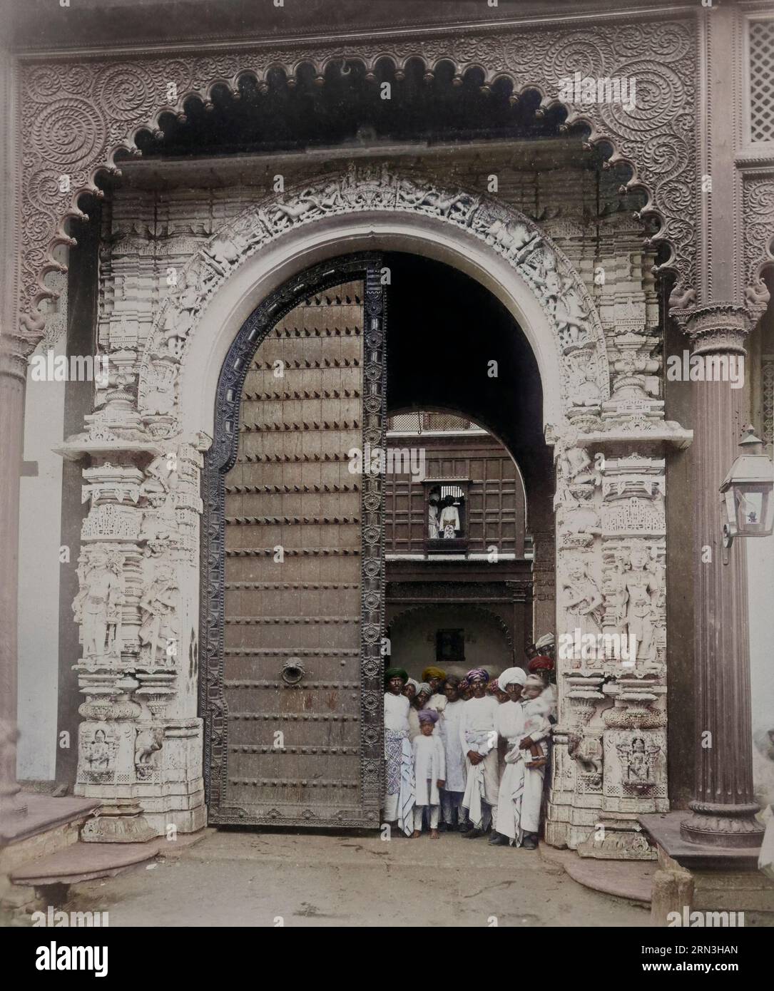 Old Darbar Gateway; 1886 - 1889. Silberfarbener Albumdruck. Teil des "Bhavnagar"- Fotokompendiums. Ansichten und Architekturstudien von Bhavnagar, Indien Stockfoto