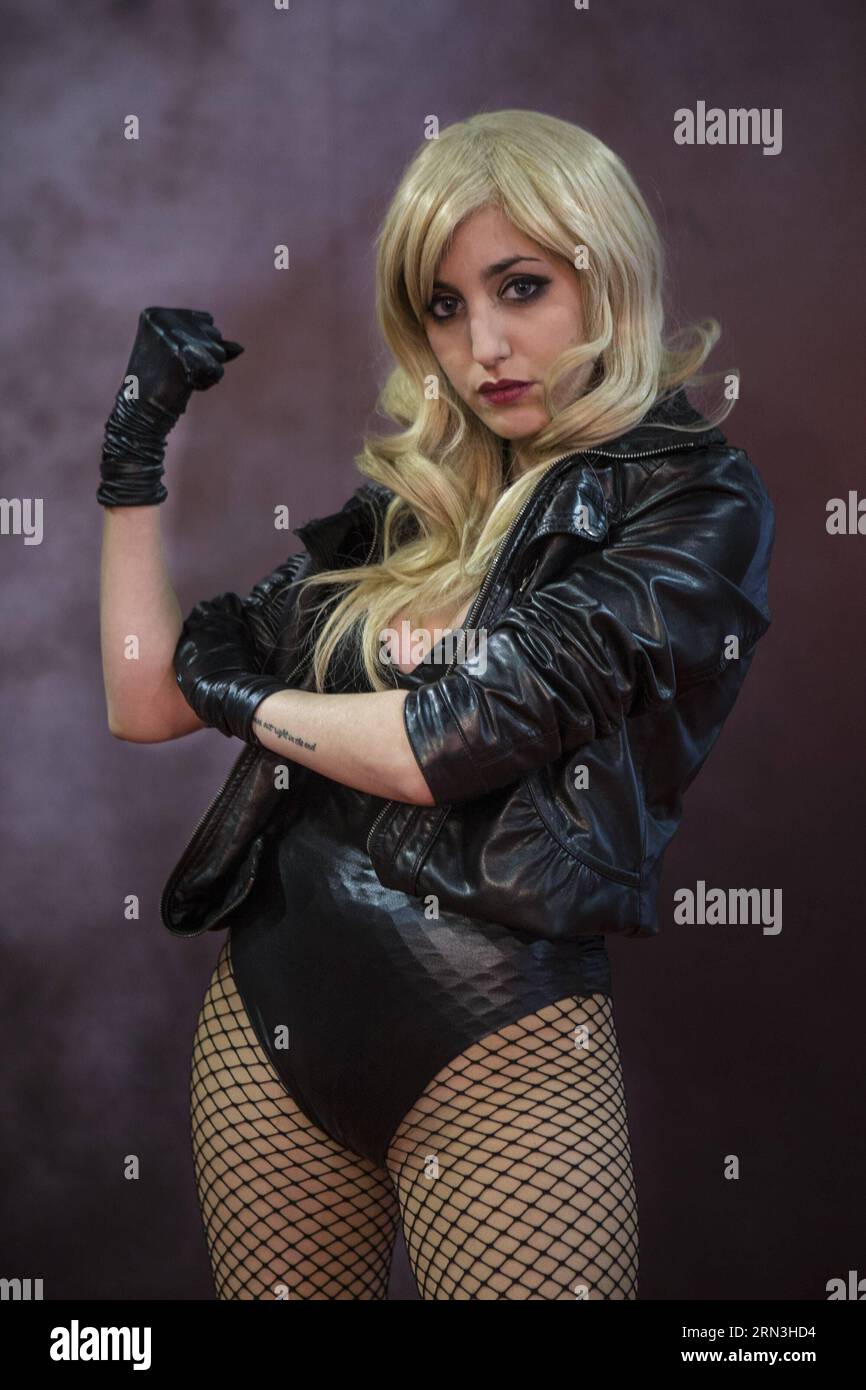 (150417) -- BUENOS AIRES, 17. April 2015 -- Eine Frau, die sich als die Figur Black Canary of the Green Arrow Comic verkleidet, posiert während der International Comics and Pop Culture Convention Argentina Comic Con in Buenos Aires, Hauptstadt von Argentinien, am 17. April 2015. Martin Zabala (da) ARGENTINA-BUENOS AIRES-SOCIETY-COMIC-CONVENTION e MARTINxZABALA PUBLICATIONxNOTxINxCHN Buenos Aires 17. April 2015 eine Frau, die sich als die Figur des Schwarzen Kanarienvogels des Grünen Pfeils Comic verkleidet, posiert während der Internationalen Comic- und Popkulturkonvention Argentinien Comic Con in Buenos Aires, Hauptstadt von Argen Stockfoto