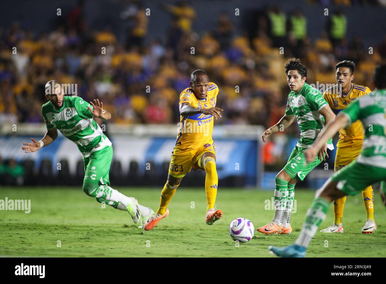 Monterrey, Mexiko. 30. August 2023. 26. August 2023; Monterrey, Nuevo León, Mexiko; Liga MX 2023 Apertura Matthäus zwischen UANL Tigres und Santos Laguna in Estádio Universitário. #23 Angreifer Tigres, Luis Enrique Quiñones läuft zwischen Matheus Doria und #2 Verteidiger Santos Laguna, Omar Campos obligatorischer Kredit: Toby Tande/PXImages Kredit: PX Images/Alamy Live News Stockfoto