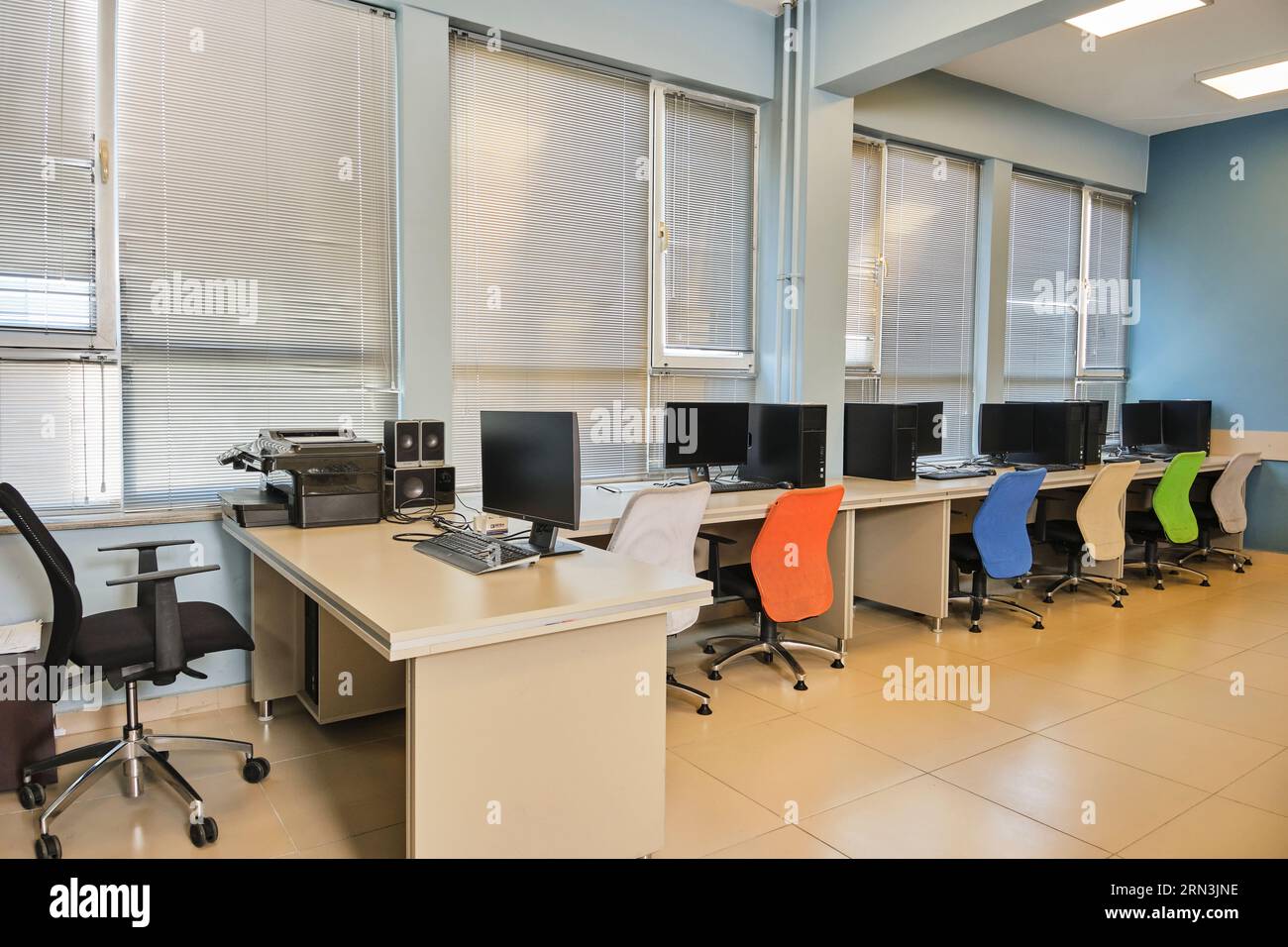 Leeres Computerlabor an einer Universität. Computerraum. Zimmer mit vielen Computern, Schreibtischen, Stühlen und Tastaturen. Stockfoto