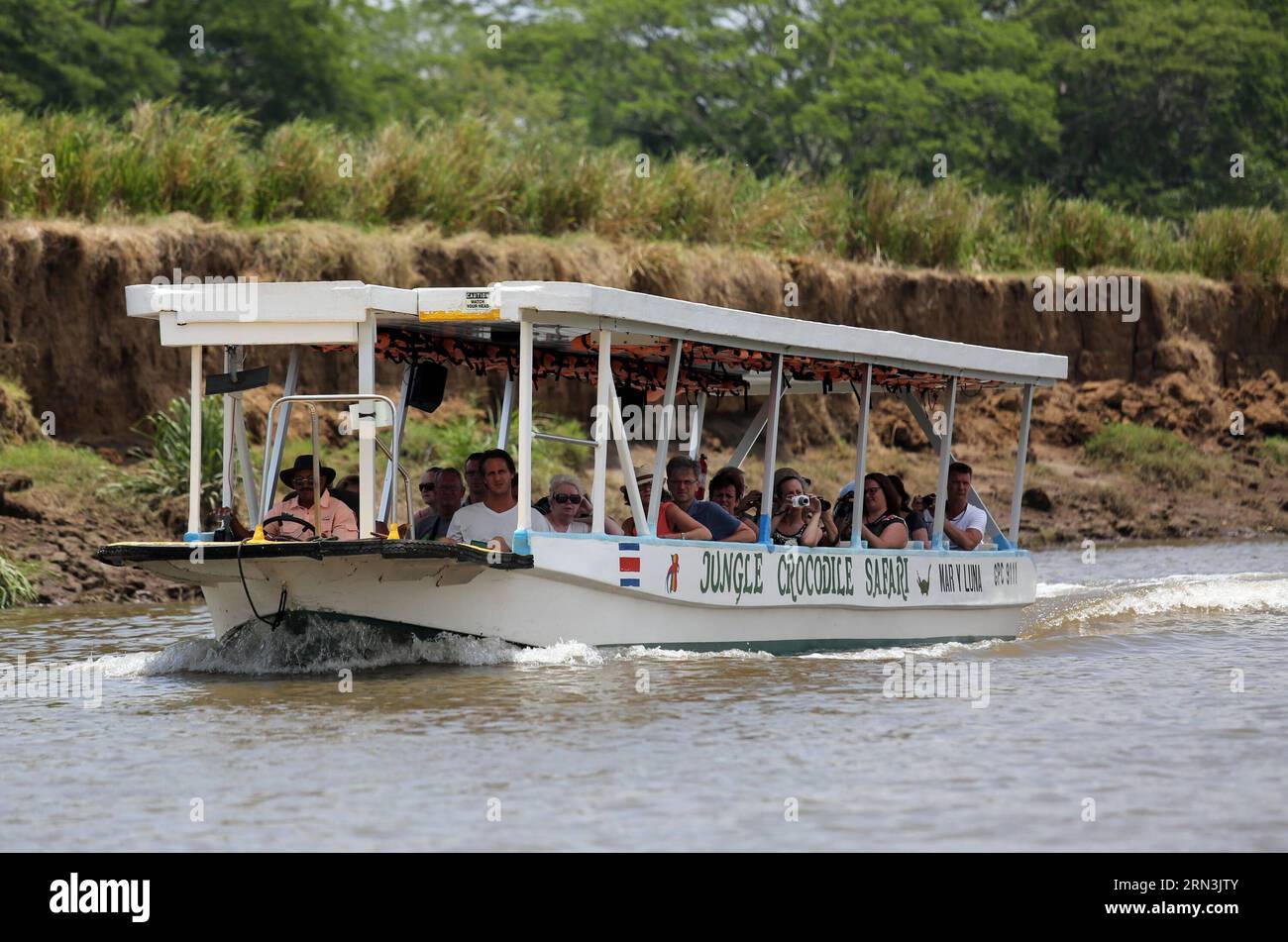 (150420) -- TARCOLES (COSTA RICA), 20. April 2015 -- Touristen genießen eine Bootsfahrt auf dem Rio Grande de Tarcoles, auch bekannt als der Tarcoles Fluss, in der Nähe der Stadt Tarcoles, etwa 110 km südwestlich von Costa Ricas Hauptstadt San Jose, am 19. April 2015. Der Fluss ist vor allem für seine Vielzahl von Krokodilen bekannt, mit einer geschätzten Bevölkerung von 25 Krokodilen pro Quadratkilometer, laut der lokalen Presse. ) (nxl) COSTA RICA-TARCOLES-ECOTURISM-CROCODILE KENTxGILBERT PUBLICATIONxNOTxINxCHN Tarcoles Costa Rica 20. April 2015 Touristen genießen eine Bootsfahrt entlang des Rio Grande de Tarcoles, der auch als der bekannt ist Stockfoto