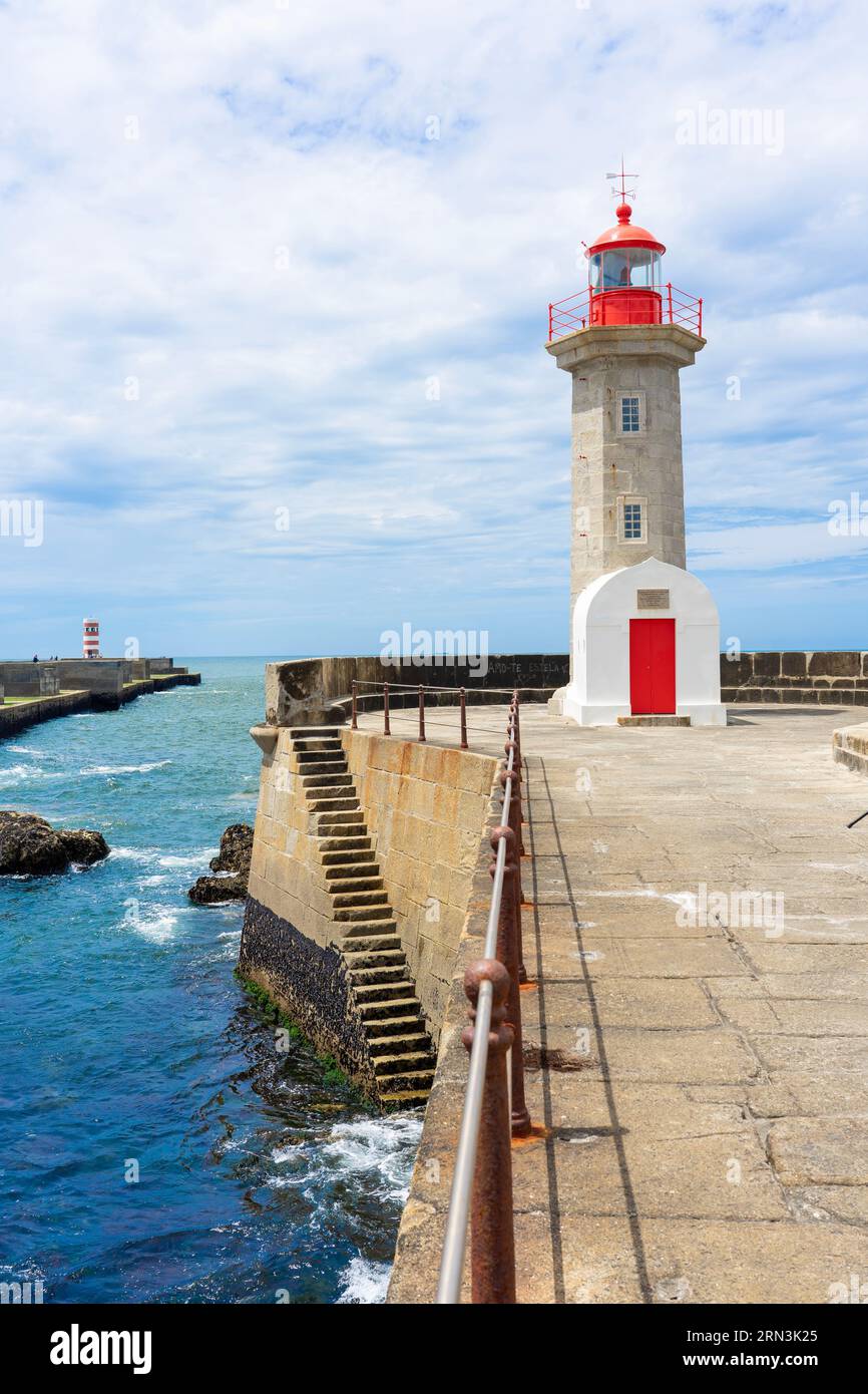 Leuchtturm Farolim de Felgueiras in Porto Portugal am Meer Stockfoto