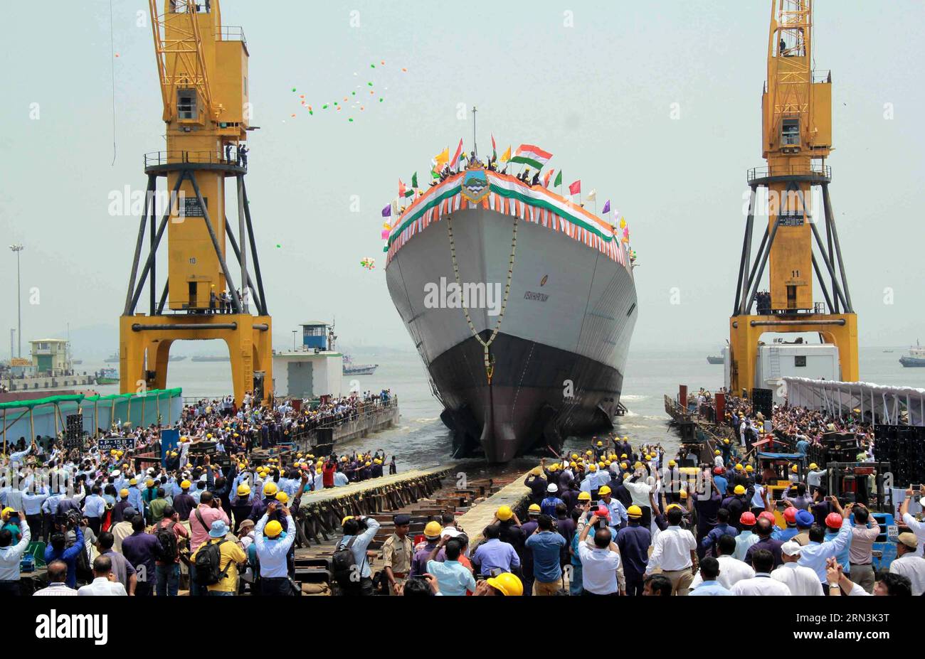 (150420) -- MUMBAI, 20. April 2015 -- Indiens neuer Marine-Tarnzerstörer Visakhapatnam segelte während seines Starts am Mazagon Dock in Mumbai, Indien, am 20. April 2015 in das Arabische Meer. Das neue Kriegsschiff, Visakhapatnam, ist nach einer Hafenstadt im südindischen Bundesstaat Andhra Pradesh benannt und wird in der Lage sein, in nuklearer, biologischer und chemischer Atmosphäre zu arbeiten, sagten Quellen. ) (Zjy) INDIA-MUMBAI-NAVY-DESTROYER Stringer PUBLICATIONxNOTxINxCHN Mumbai 20. April 2015 India S New Naval STEALTH Destroyer SEGELT während seines Starts AM Mazagon Dock in Mumbai Indien AM 20. April 2015 in das Arabische Meer Stockfoto