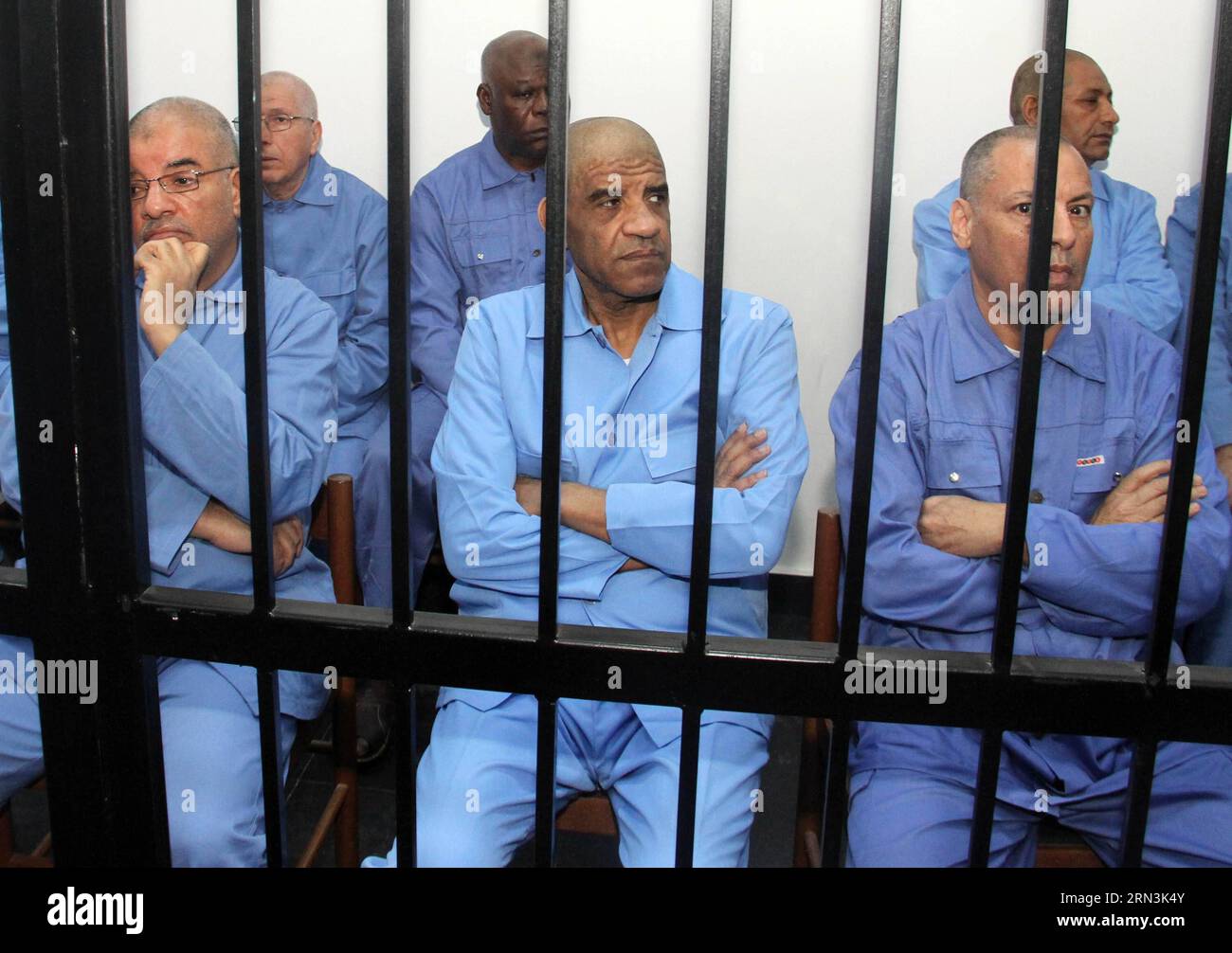 (150420) -- TRIPOLI, 20. April 2015 -- der ehemalige Geheimdienstchef Abdullah al-Senussi (C) wird am 20. April 2015 in Tripoli, der Hauptstadt Libyens, vor einem Berufungsgericht gesehen. Das Gericht vertagte am Montag den Prozess gegen 37 Personen des verstorbenen Herrschers Muammar Gaddafi-Regime bis zum 3. Mai, so ein Beamter im Generalstaatsanwalt. ) (Zjy) LIBYEN-TRIPOLI-EHEMALIGER BEAMTENPROZESS HamzaxTurkia PUBLICATIONxNOTxINxCHN Tripoli 20. April 2015 ehemaliger Geheimdienstchef Abdullah Al C IST AM 20. April 2015 vor dem Berufungsgericht in der libyschen Hauptstadt TRIPOLI eingetroffen Stockfoto