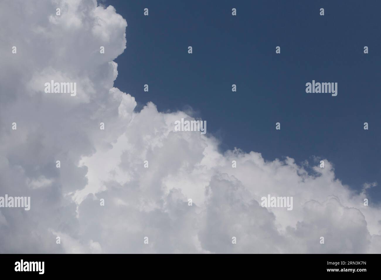 Nahaufnahme einer weißen flauschigen Wolke gegen den blauen Himmel Stockfoto