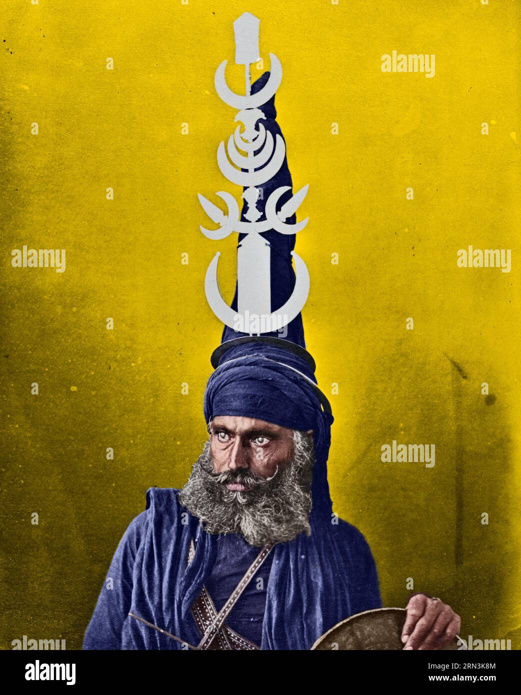 Porträt eines Nihang oder Akali. Porträt eines Sikh-Kriegers, auch bekannt als Nihang oder Akali, mit einem raffinierten konischen Turban, verziert mit Chakram Stockfoto
