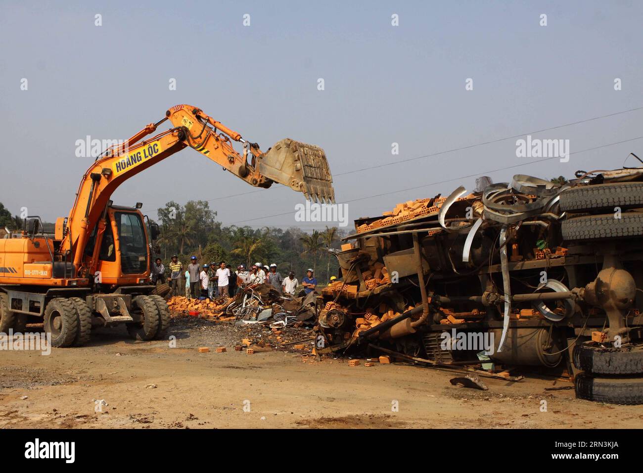 (150421) -- HANOI, 21. April 2015 -- Foto aufgenommen am 21. April 2015 zeigt eine Szene eines Verkehrsunfalls zwischen zwei Lkw in der Provinz DAC Lac, Vietnam. Der Unfall ereignete sich zwischen zwei LKWs, die mit Ziegeln und Metallschrott beladen waren und am frühen Dienstagmorgen in DAC Lac in entgegengesetzte Richtungen fuhren, wobei sechs Menschen getötet und eine verletzt wurde. ) VIETNAM-DAC LAC-STRASSENUNFALL VNA PUBLICATIONxNOTxINxCHN Hanoi 21. April 2015 Foto aufgenommen AM 21. April 2015 zeigt eine Szene eines Straßenunfalls zwischen zwei LKWs in der Provinz DAC Lac Vietnam der Unfall ereignete sich zwischen zwei LKWs mit Ziegeln und Schrott Metalle TR BELADEN Stockfoto