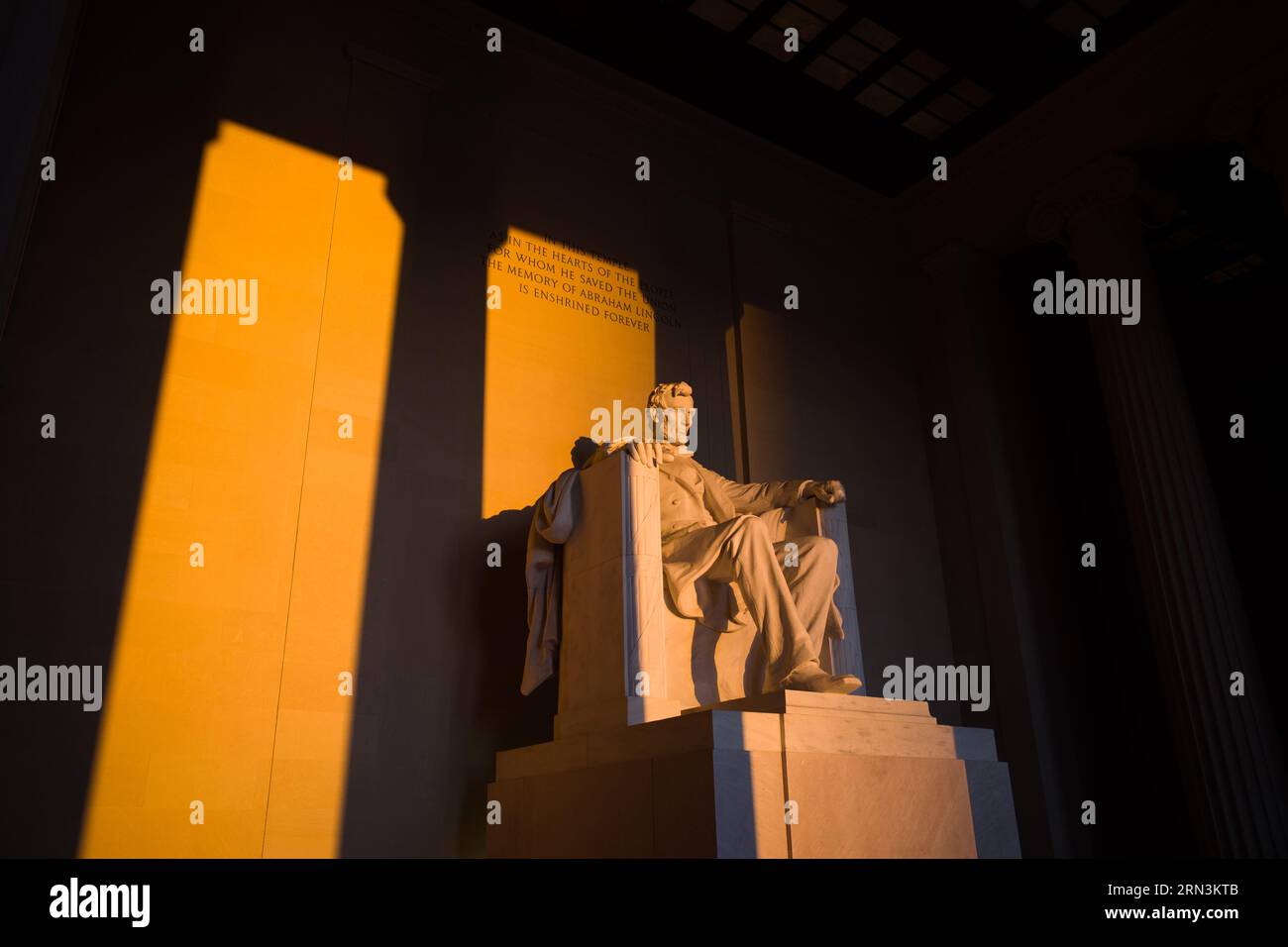 WASHINGTON DC, Vereinigte Staaten – die Statue des Lincoln Memorial, die während der Frühlingssonnenwende vom goldenen Licht des Sonnenaufgangs erleuchtet wird, strahlt ein warmes Licht über das historische Denkmal. Dieses besondere Sonnenereignis unterstreicht die ikonische Hommage an den 16. US-Präsidenten und unterstreicht Abraham Lincolns Rolle in der Geschichte der Nation. Stockfoto