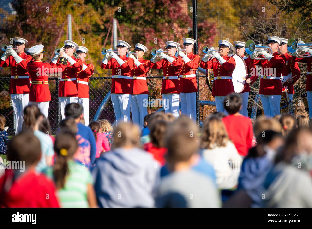 ARLINGTON VA // ARLINGTON VA, Vereinigte Staaten — Mitglieder des Trommelkorps des US Marine Corps Commandant's own Drum and Bugle Corps des US Marine Corps Commandant's own Drum and Bugle Corps treten für begeisterte Schüler an einer Grundschule in Arlington auf. Bekannt für ihre Präzision und musikalische Exzellenz, leitet The Commandant's Own oft die Community und führt junge Köpfe durch Musik in die Traditionen und Disziplin des Marine Corps ein. Stockfoto