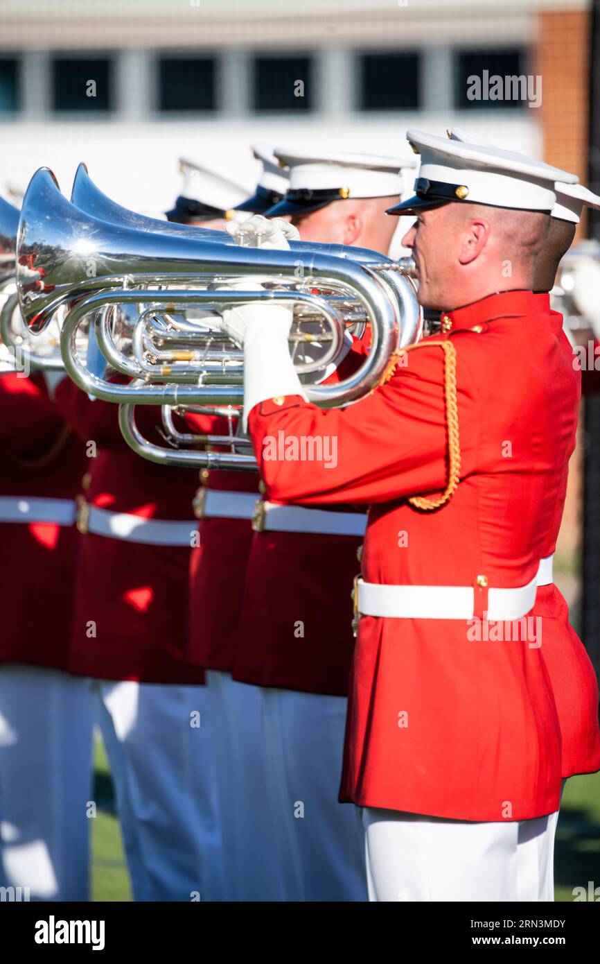 ARLINGTON VA // ARLINGTON VA, Vereinigte Staaten — Mitglieder des Trommelkorps des US Marine Corps Commandant's own Drum and Bugle Corps des US Marine Corps Commandant's own Drum and Bugle Corps treten für begeisterte Schüler an einer Grundschule in Arlington auf. Bekannt für ihre Präzision und musikalische Exzellenz, leitet The Commandant's Own oft die Community und führt junge Köpfe durch Musik in die Traditionen und Disziplin des Marine Corps ein. Stockfoto