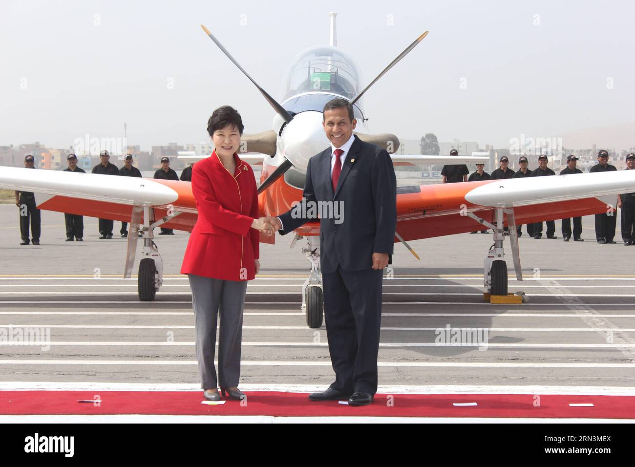 (150422) -- LIMA, 21. April 2015 -- der peruanische Präsident Ollanta Humala (R) schüttelt mit seinem südkoreanischen Kollegen Park Geun-hye während der Preisverleihung des ersten KT-1P Flugzeugs, das in Südkorea hergestellt und in Peru vollständig montiert wurde, die Hände. auf dem Flugplatz Las Palmas im Bezirk Santiago de Surco, Departement Lima, Peru, am 21. April 2015.Luis Camacho)(zhf) PERU-LIMA-KOREA-PRÄSIDENT-FLUGZEUGABSTELLERZEREMONIE e LuisxCamacho PUBLICATIONxNOTxINxCHN Lima 21. April 2015 peruanischer Präsident Ollanta Humala Hyr schüttelt während der Geun Part e Park die Hände mit seiner südkoreanischen Seite Stockfoto