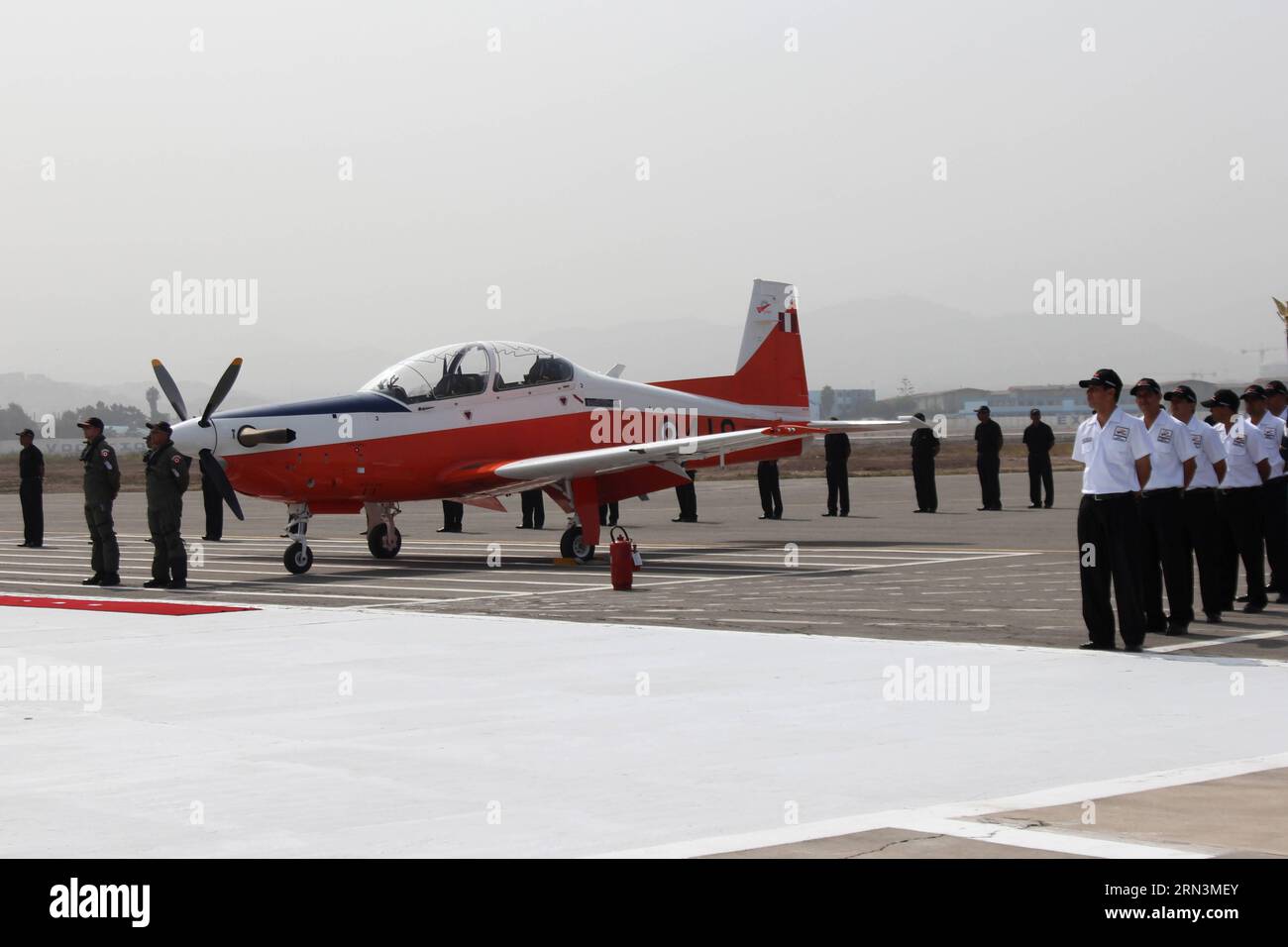 (150422) -- LIMA, 21. April 2015 -- Foto aufgenommen am 21. April 2015 zeigt das erste KT-1P-Flugzeug während der Preisverleihung auf dem Flugplatz Las Palmas im Bezirk Santiago de Surco, Departement Lima, Peru. Der peruanische Präsident Ollanta Humala und sein südkoreanischer Amtskollege Park Geun-hye nahmen an der Preisverleihung des ersten KT-1P-Flugzeugs Teil, das in Südkorea hergestellt und in Peru komplett montiert wurde. Luis Camacho)(zhf) PERU-LIMA-KOREA-PRÄSIDENT-FLUGZEUG-PRÄSENTATION ZEREMONIE e LuisxCamacho PUBLICATIONxNOTxINxCHN Lima April 21 2015 Foto aufgenommen AM 21. April 2015 zeigt die Firs Stockfoto