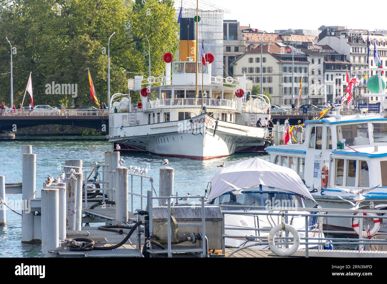 Das „Simplon“ Belle Epoque Paddeldampfer liegt am Quai du Mont Blanc, Genf, Kanton Genf, Schweiz Stockfoto