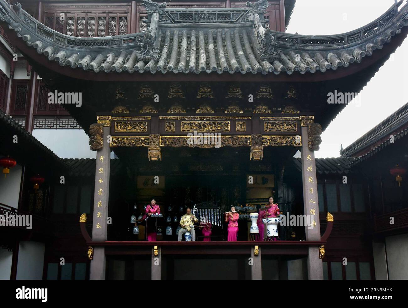 (150422) -- Folkmusiker treten am 7. Oktober 2014 auf der Bühne im Yu Garden in Shanghai, Ostchina, auf. Die Aufführungsbühne Chinas ist ein wesentlicher Bestandteil der traditionellen chinesischen Architektur. Die meisten gut erhaltenen antiken Stadien wurden in der Ming-Dynastie (1368–1644) und der Qing-Dynastie (1644–1911) errichtet. Es besteht im Allgemeinen aus Innen- und Außenbereichen. Die wichtigsten Baumaterialien sind Holz, Ziegel und Stein. Seine einzigartige Akustik-Eigenschaft hat sich zu einem wichtigen Objekt für Experten entwickelt. )(mcg) CHINA-HENAN-TRADITIONAL PERFORMING STAGE (CN) WangxSong PUBLICATIONxNOTxINxCHN Folk Musiker treten AUF der Bühne AUF Stockfoto