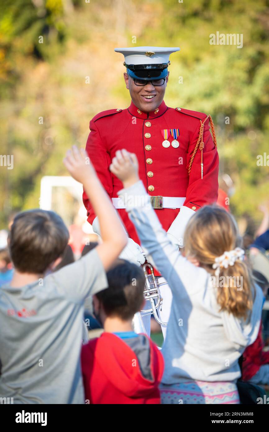 ARLINGTON VA // ARLINGTON VA, Vereinigte Staaten — Mitglieder des Trommelkorps des US Marine Corps Commandant's own Drum and Bugle Corps des US Marine Corps Commandant's own Drum and Bugle Corps treten für begeisterte Schüler an einer Grundschule in Arlington auf. Bekannt für ihre Präzision und musikalische Exzellenz, leitet The Commandant's Own oft die Community und führt junge Köpfe durch Musik in die Traditionen und Disziplin des Marine Corps ein. Stockfoto