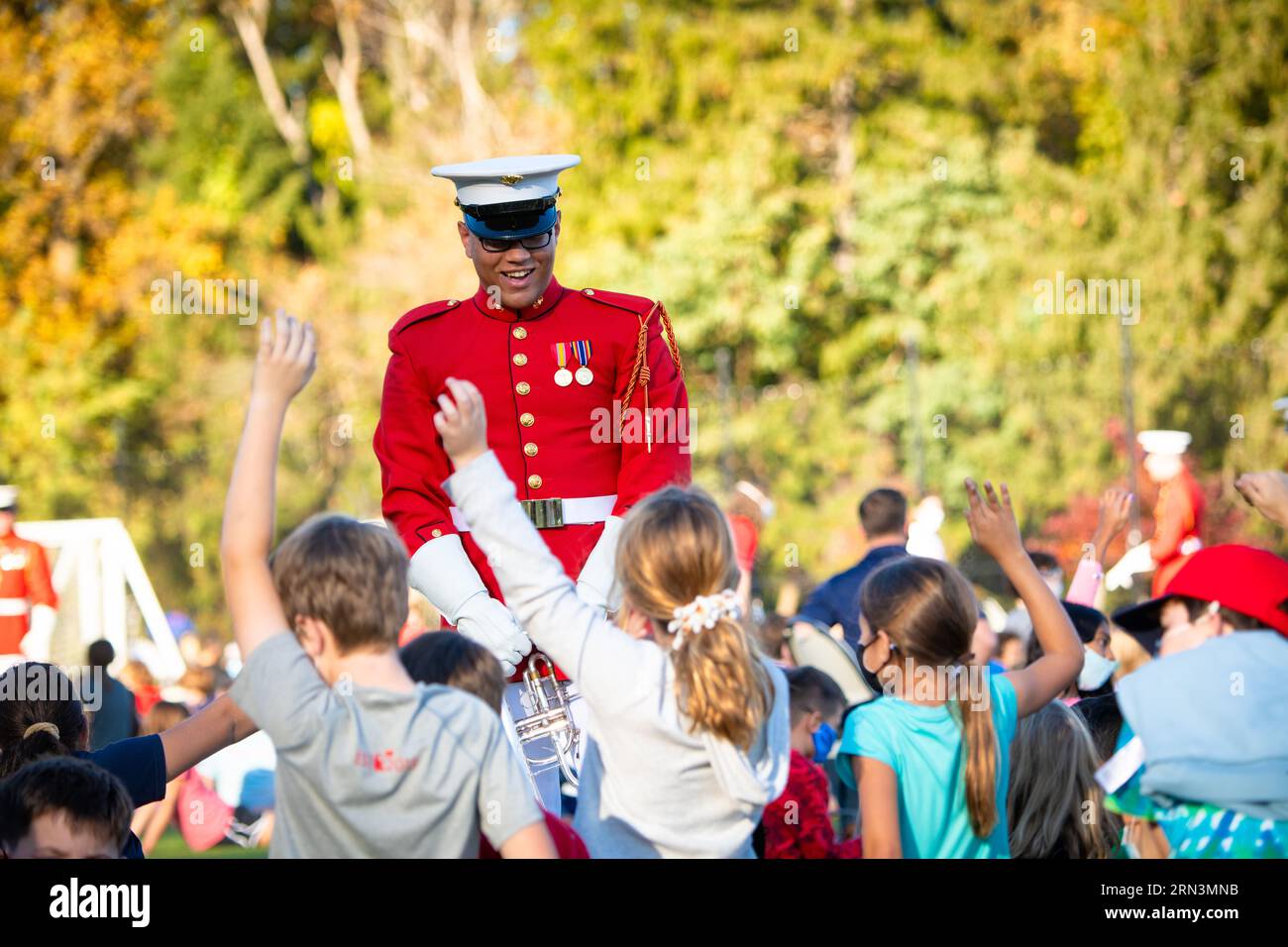 ARLINGTON Virginia // ARLINGTON VA, Vereinigte Staaten — Mitglieder des Trommelkorps des US Marine Corps Commandant treten für begeisterte Schüler an einer Grundschule in Arlington auf. Bekannt für ihre Präzision und musikalische Exzellenz, leitet The Commandant's Own oft die Community und führt junge Köpfe durch Musik in die Traditionen und Disziplin des Marine Corps ein. Stockfoto