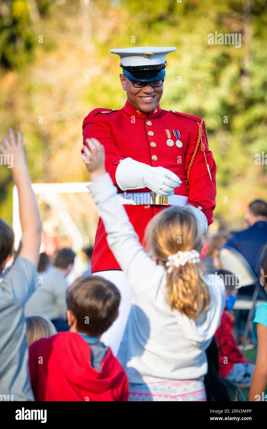 ARLINGTON Virginia // ARLINGTON VA, Vereinigte Staaten — Mitglieder des Trommelkorps des US Marine Corps Commandant treten für begeisterte Schüler an einer Grundschule in Arlington auf. Bekannt für ihre Präzision und musikalische Exzellenz, leitet The Commandant's Own oft die Community und führt junge Köpfe durch Musik in die Traditionen und Disziplin des Marine Corps ein. Stockfoto