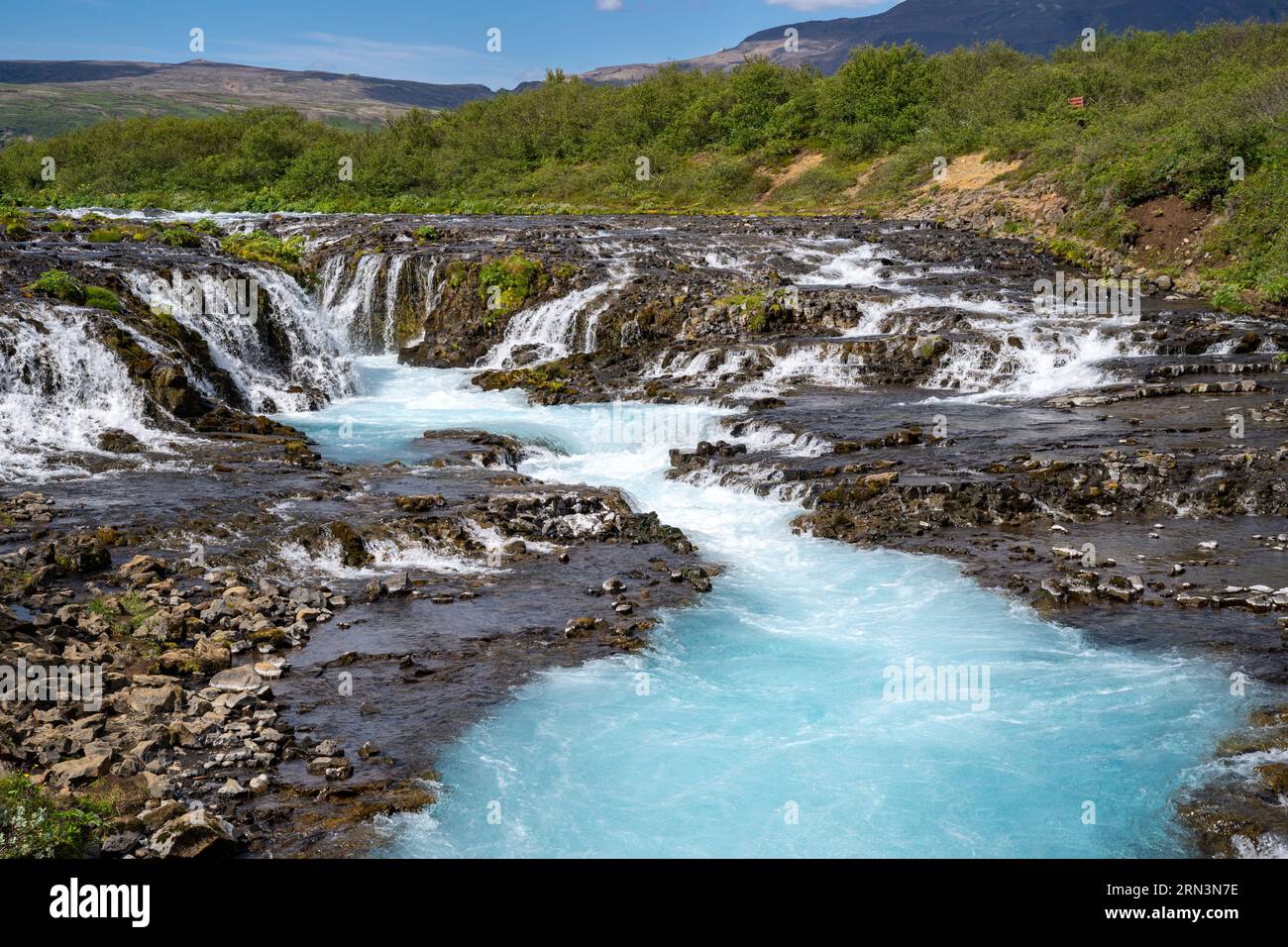 Bruarfoss Wasserfall an einem sonnigen Tag im Sommer. Das wunderschöne türkisfarbene Wasser in Island entlang des Golden Circle Stockfoto