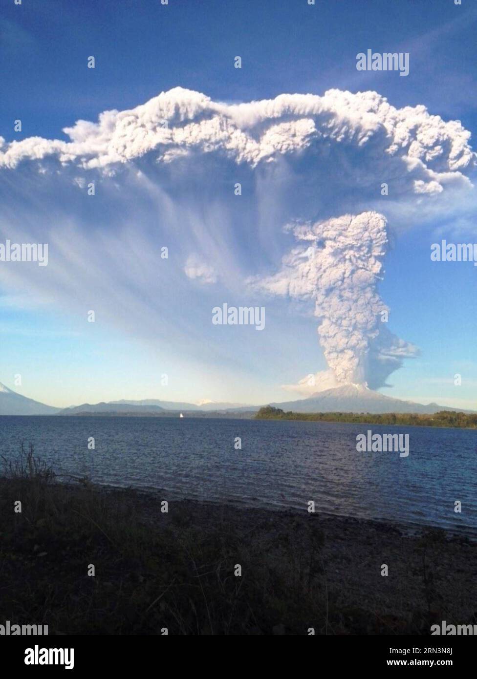 LLANQUIHUE, 22. April 2015 -- das Bild des chilenischen National Service of Geology and Mining zeigt den Calbuco-Vulkan nach seiner Eruption am 22. April 2015. Die chilenische Regierung hat die Evakuierung von etwa 1.500 Menschen in der Nähe des Vulkans angeordnet. (nxl) CHILE-CALBUCO VULKAN-ERUPTION SERNAGEOMIN PUBLICATIONxNOTxINxCHN Llanquihue 22. April 2015 Bild vom chilenischen Nationalen Dienst für Geologie und Bergbau zeigt den Calbuco Vulkan nach seinem Ausbruch AM 22. April 2015 hat die chilenische Regierung die Evakuierung von etwa 1 500 Prominenten angeordnet, die in der Umgebung des leben Stockfoto