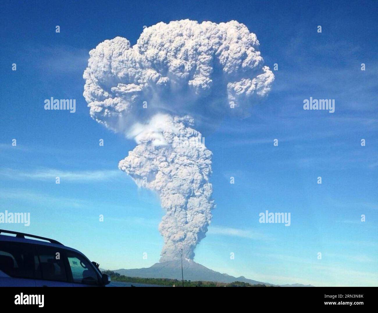 LLANQUIHUE, 22. April 2015 -- das Bild des chilenischen National Service of Geology and Mining zeigt den Calbuco-Vulkan nach seiner Eruption am 22. April 2015. Die chilenische Regierung hat die Evakuierung von etwa 1.500 Menschen in der Nähe des Vulkans angeordnet. (nxl) CHILE-CALBUCO VULKAN-ERUPTION SERNAGEOMIN PUBLICATIONxNOTxINxCHN Llanquihue 22. April 2015 Bild bereitgestellt von Chiles National Service of Geology and Mining zeigt den Vulkan nach seinem Ausbruch AM 22. April 2015 hat die chilenische Regierung die Evakuierung von etwa 1 500 Prominenten, die im des VULKANS nxl Chile Vo leben Stockfoto