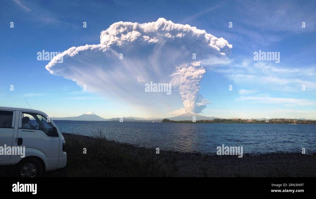 LLANQUIHUE, 22. April 2015 -- das Bild des chilenischen National Service of Geology and Mining zeigt den Calbuco-Vulkan nach seiner Eruption am 22. April 2015. Die chilenische Regierung hat die Evakuierung von etwa 1.500 Menschen in der Nähe des Vulkans angeordnet. (nxl) CHILE-CALBUCO VULKAN-ERUPTION SERNAGEOMIN PUBLICATIONxNOTxINxCHN Llanquihue 22. April 2015 Bild bereitgestellt von Chiles National Service of Geology and Mining zeigt den Vulkan nach seinem Ausbruch AM 22. April 2015 hat die chilenische Regierung die Evakuierung von etwa 1 500 Prominenten, die im des VULKANS nxl Chile Vo leben Stockfoto