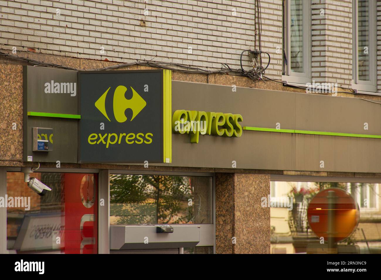 Das Logo von Carrefour Express, einer französischen Kette von 24-Stunden-Geschäften. Hier in Brüssel, Belgien. Stockfoto