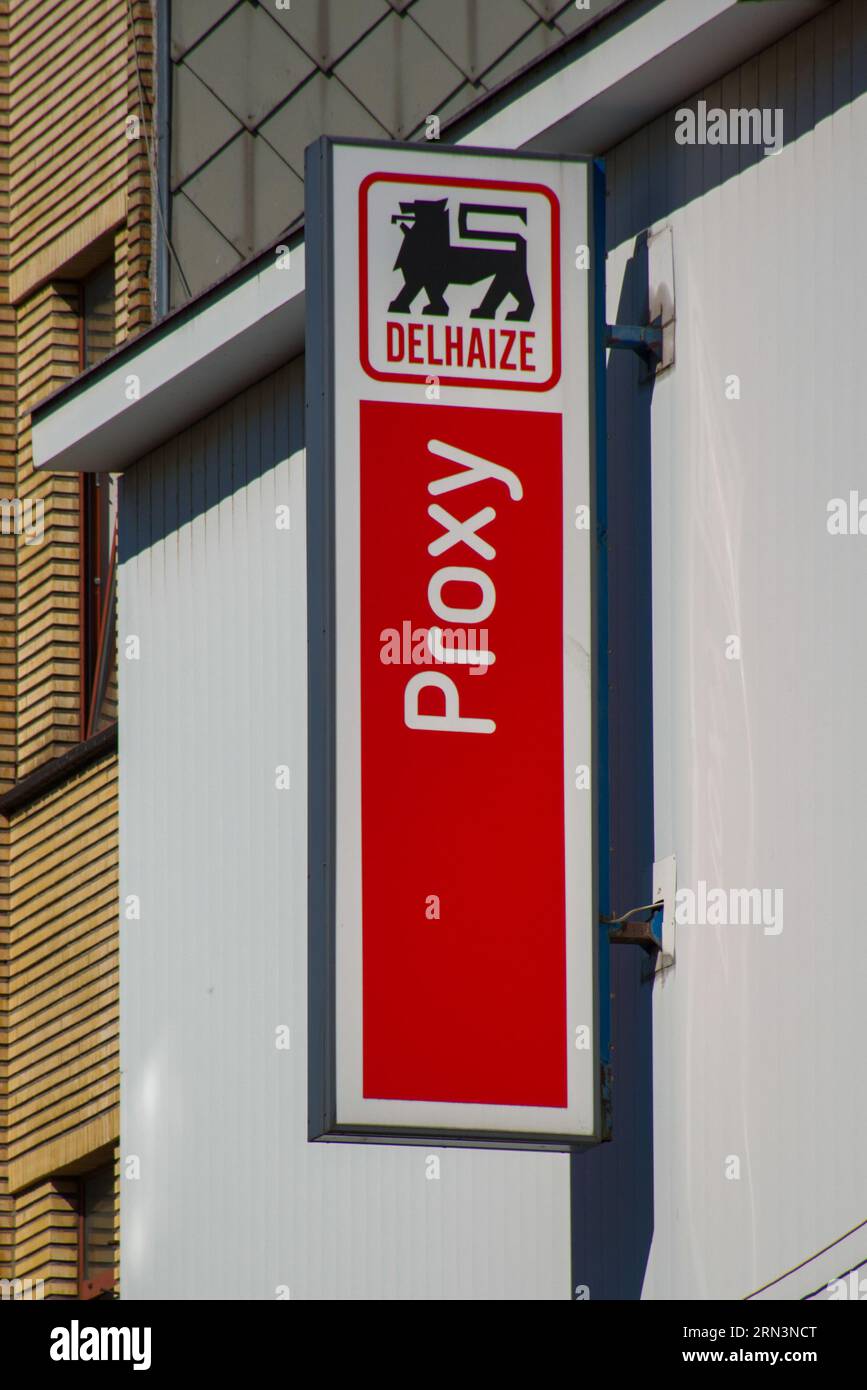 Das Lichtzeichen an der Fassade des belgischen Gemischtwarengeschäfts Proxy Delhaize in Brüssel, Belgien Stockfoto