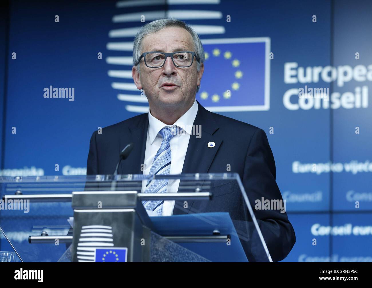 (150423) -- BRÜSSEL, 23. April 2015 -- der Präsident der Europäischen Kommission Jean Claude Juncker spricht auf einer Pressekonferenz mit dem Präsidenten des Europäischen Rates Donald Tusk (nicht gesehen) nach einem außerordentlichen Gipfel, auf dem erörtert werden soll, wie der Migrationsdruck im Mittelmeerraum angegangen werden kann, am EU-Hauptsitz in Brüssel, Belgien, 23. April 2015. Nur 28 von 700 Migranten scheinen bei weitem überlebt zu haben, nachdem ihr Boot am Samstagabend etwa 120 Meilen südlich von Lampedusa, Italien, gekentert ist.) BELGIEN-EU-AUSSERORDENTLICHES GIPFELTREFFEN - MIGRANTENTRAGÖDIE YexPingfan PUBLICATIONxNOTxINxCHN 150423 Brüssel, 2. April Stockfoto