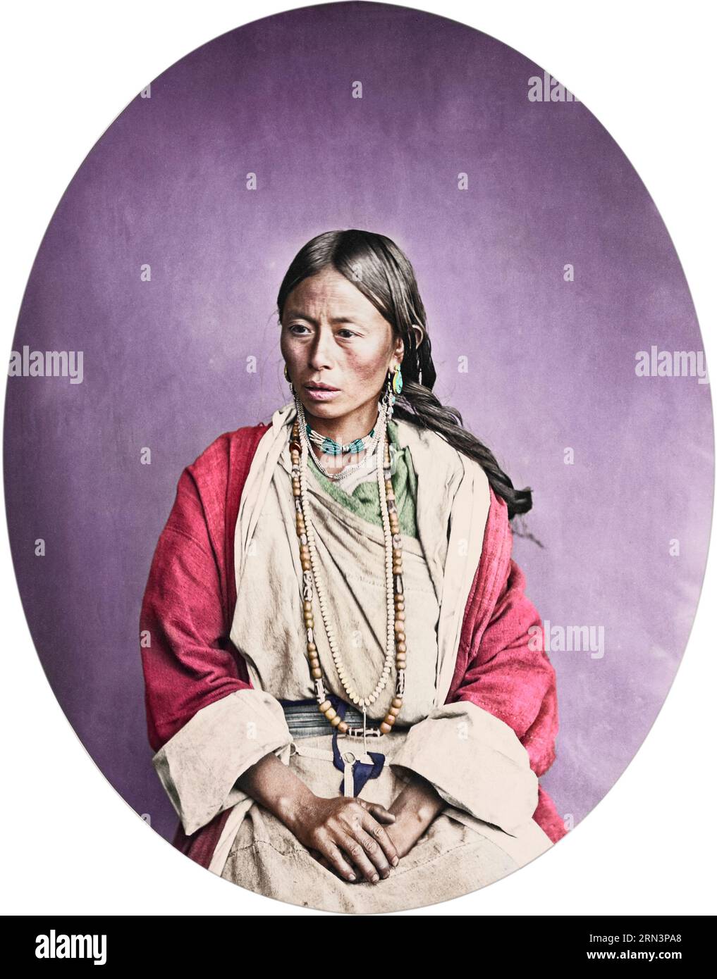 Indische Frau mit Halskette; Unbekannter Hersteller; um 1866; Albumsilberdruck. Porträt einer Frau aus einem Himalaya-Stamm, sitzend und leicht gegenüber le Stockfoto